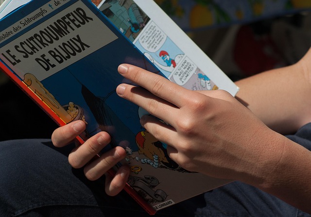 Lecteur tenant une bande dessinée en gros plan